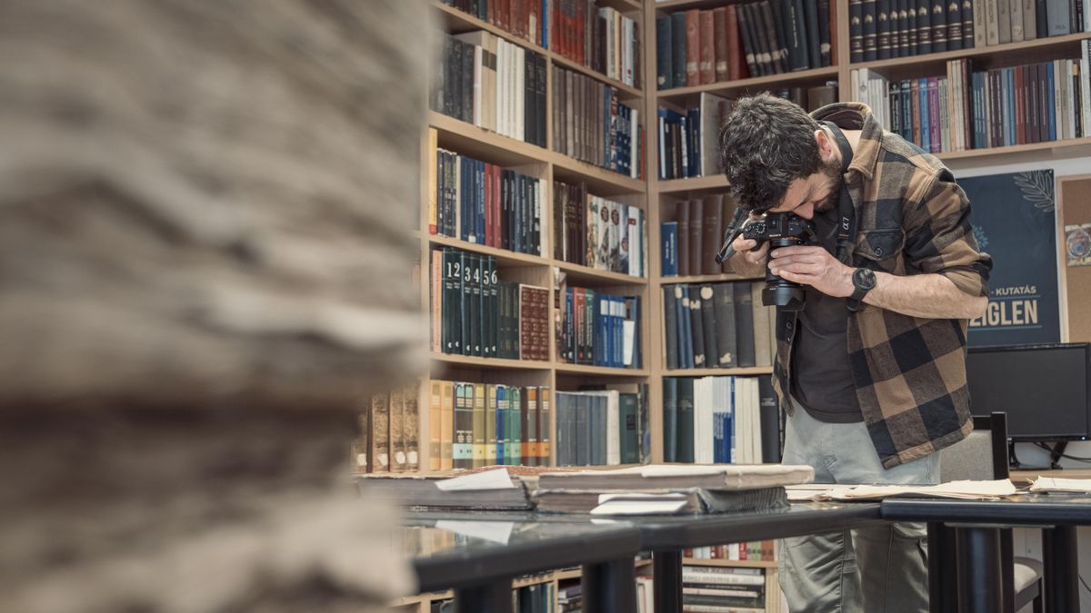 Antonio Grunfeld fotografía documentos en los Archivos Nacionales de Hungría