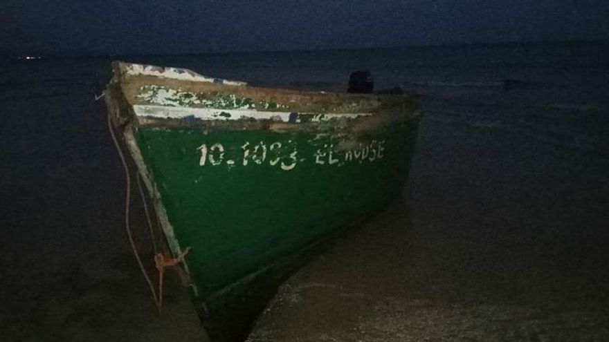 Imagen de archivo de una patera en la playa
