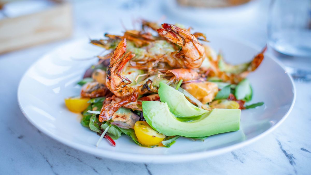 Ensalada refrescante de aguacate y gamba