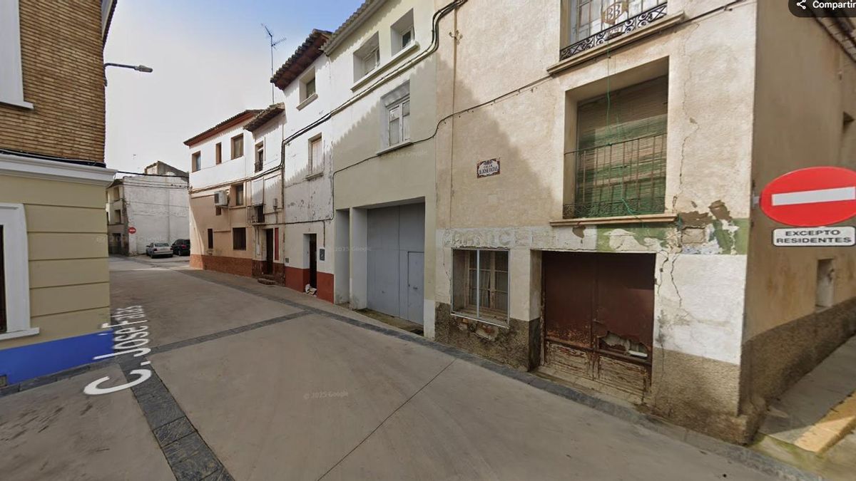 Dos trabajadores quedan atrapados tras derrumbarse una vivienda en obras en Sariñena