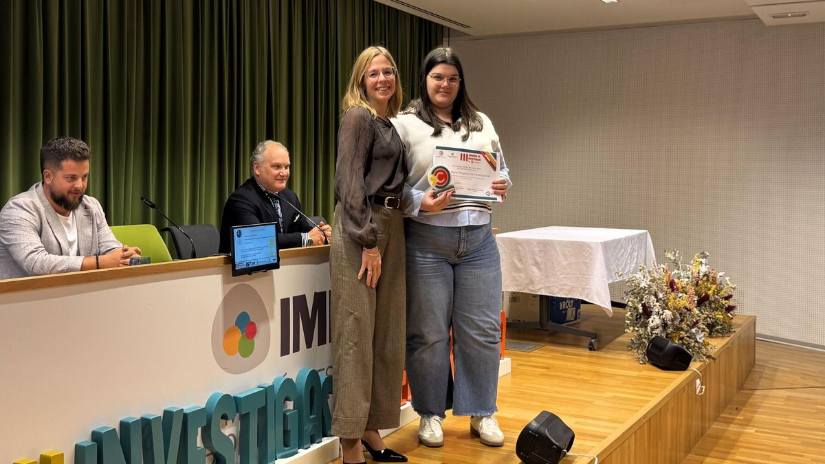 María del Mar Uclés Torrente recibe el premio a la mejor investigación.