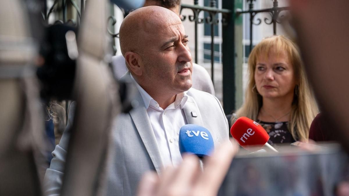 El socialista Agustín Molleda llama 'prima de Pinocho' a Buruaga y cree que hay una campaña de "desgaste contra él"