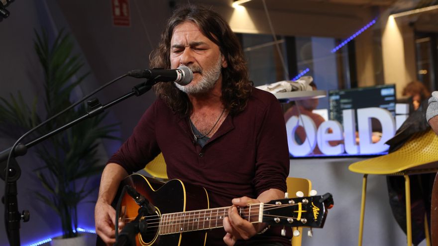 Quique González interpreta algunos temas en la redacción de elDiario.es