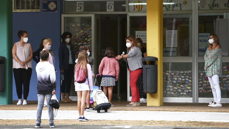 Archivo - Alumnos acuden al CEIP Macías Picavea en el primer día del curso escolar 2020-2021, en Santoña.