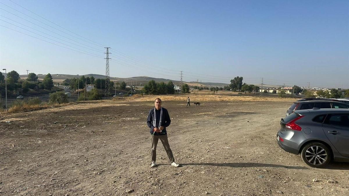 Hacemos critica "la dejadez" del gobierno municipal con un solar público en la calle Acera del Lindero