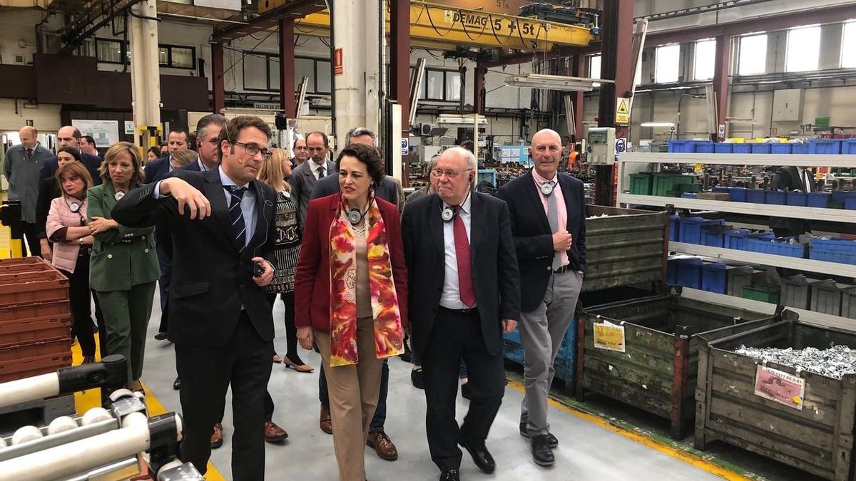 La ministra de Trabajo visita la planta de Gestamp-Edscha en Guarnizo