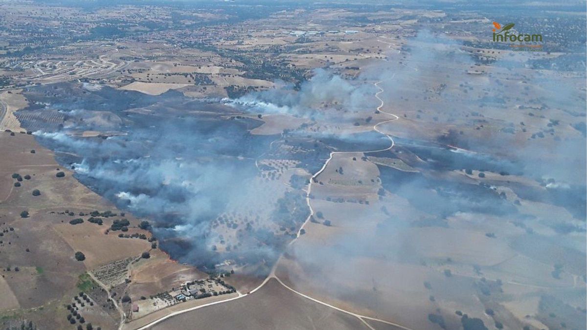 Un incendio en Méntrida obliga a confinar una urbanización entre Toledo y Madrid y cubre la capital con una nube de humo