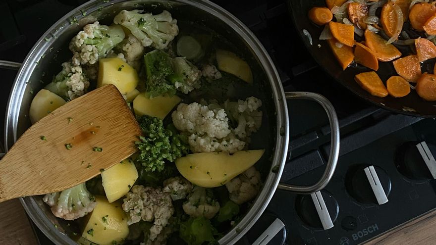 Sofríe los ingredientes de la menestra para lograr un sabor más potente