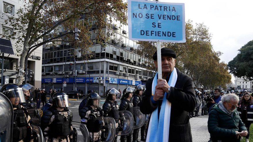 "Van con alambres": Bullrich dijo sin pruebas que en la marcha en el Congreso hay "grupos violentos"