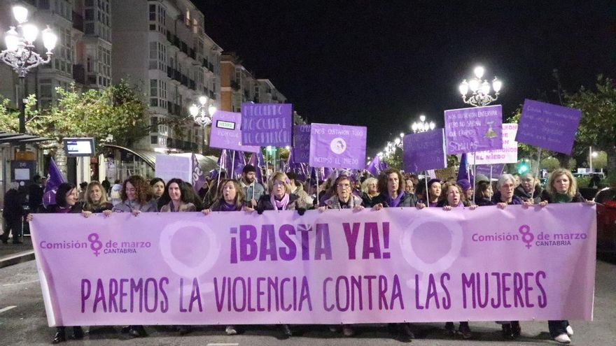 Cabecera de la manifestación por el 25N en Santander.