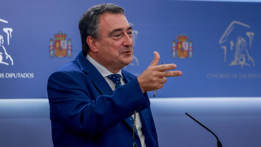 El portavoz del PNV en el Congreso, Aitor Esteban, ofrece una rueda de prensa