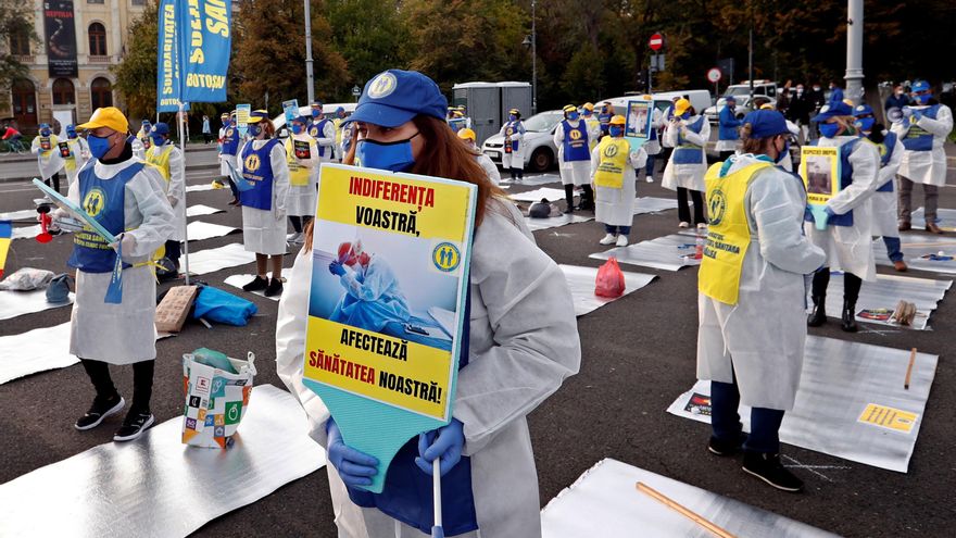Protesta de sanitarios rumanos por las precarias condiciones en las que están afrontando la seguna ola de covid-19. EFE/EPA/ROBERT GHEMENT