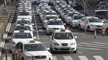 El Gobierno blinda a los taxistas frente a Uber y otras app antes de las elecciones