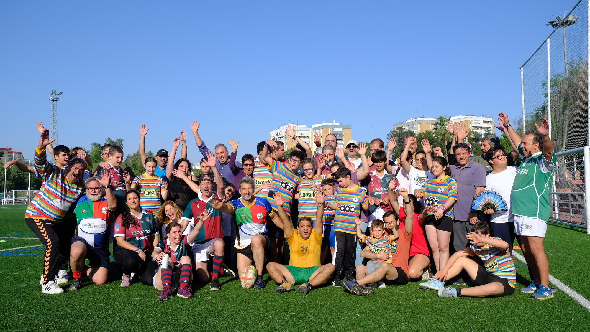 Antes de despedirse, no puede faltar la foto de equipo. Dos camisetas distintas juntas en un mismo propósito: unir a través del rugby
