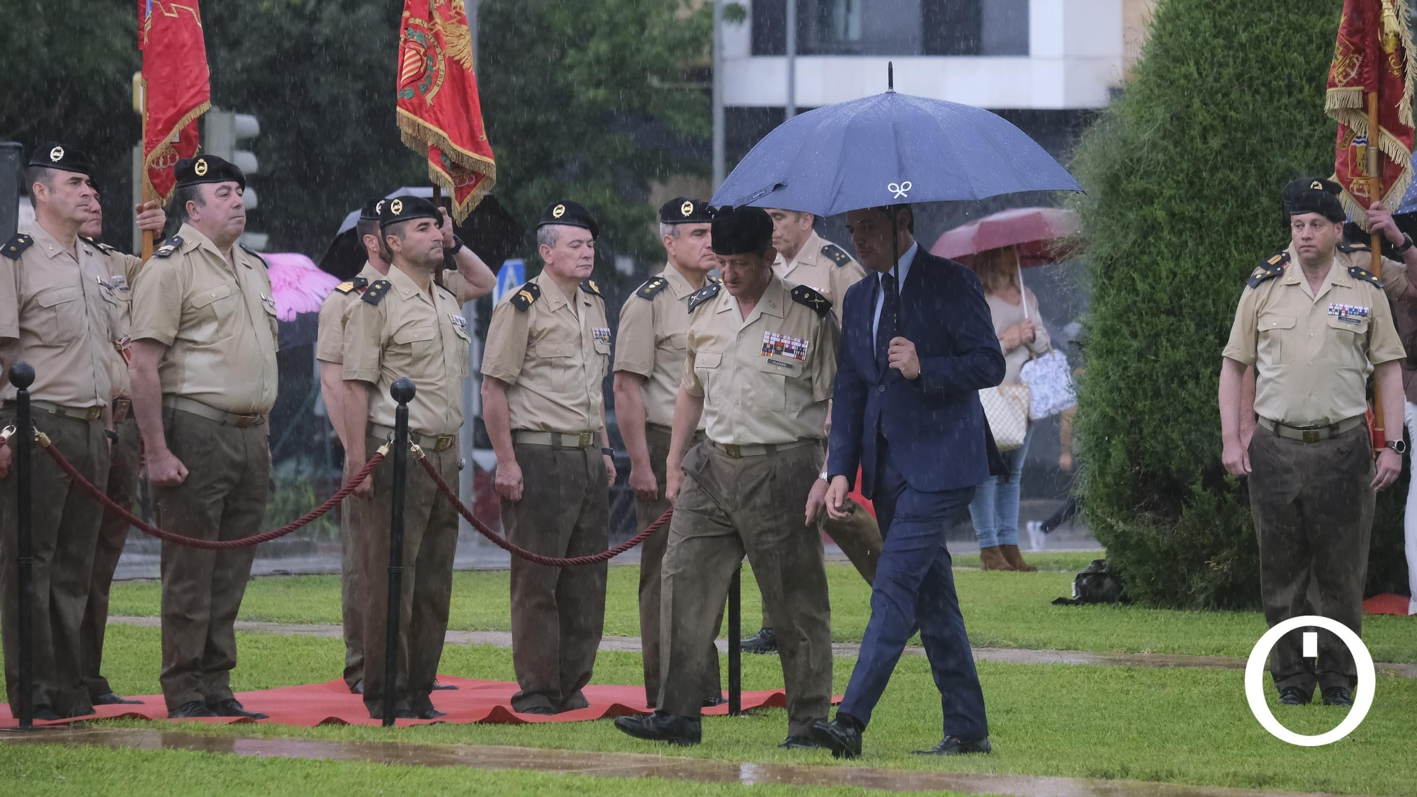 Izado de la bandera de España en la Plaza de España
