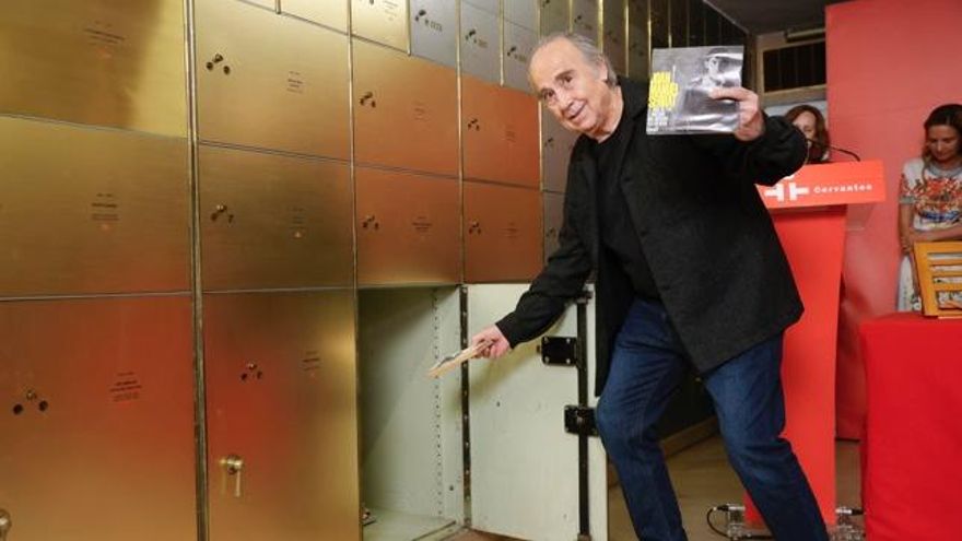 La partitura original de 'Mediterráneo', entre los objetos que Serrat encierra en la Caja de las Letras del Cervantes