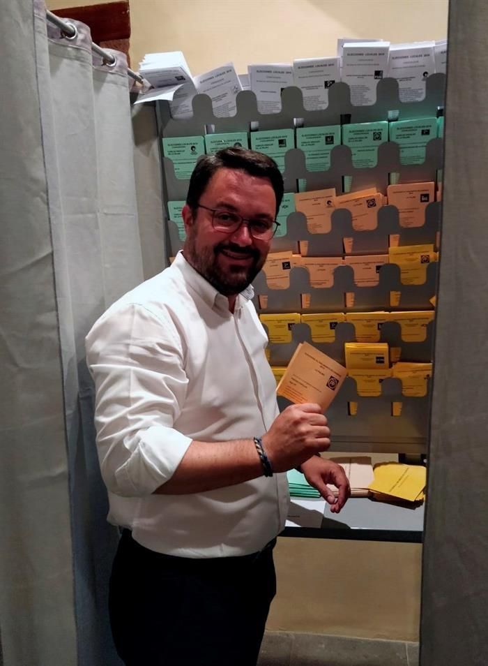El candidato por el Partido Popular a la Presidencia del Gobierno de Canarias, Asier Antona, ejerció su derecho al voto este domingo en un colegio de la isla de La Palma.