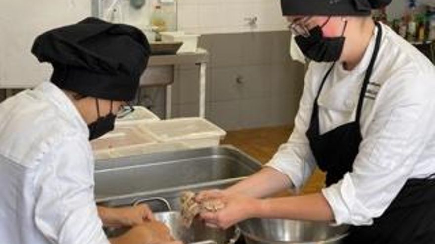 Alumnas trabajando las carnes