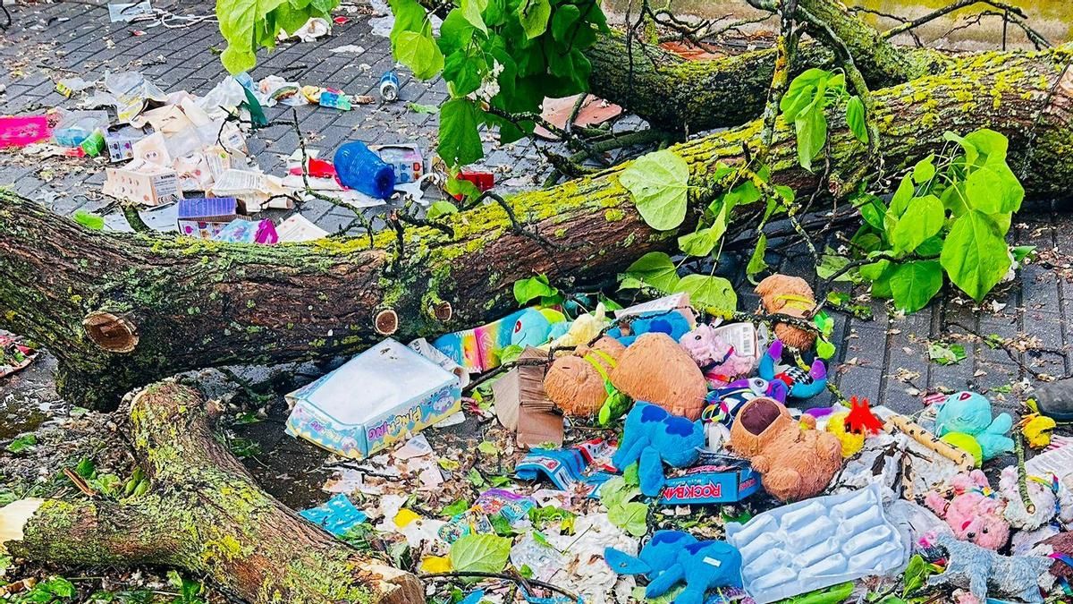 Productos del puesto en el suelo y dañados tras la tormenta