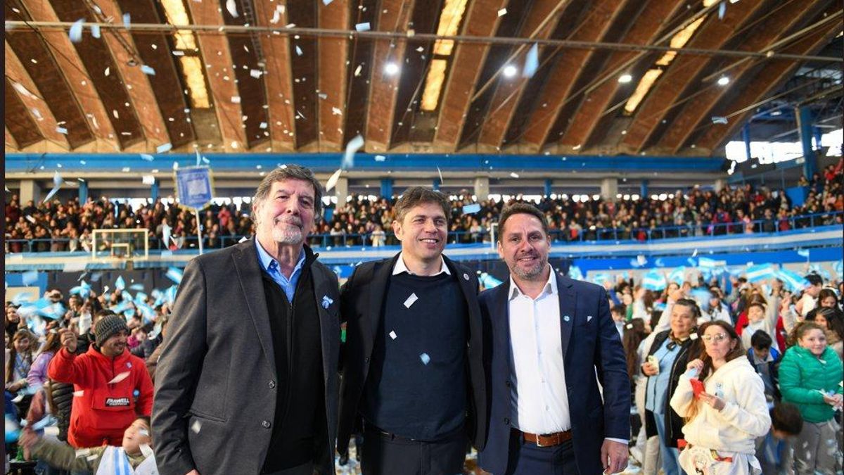El intendente Pablo Descalzo junto al gobernador Axel Kicillof.