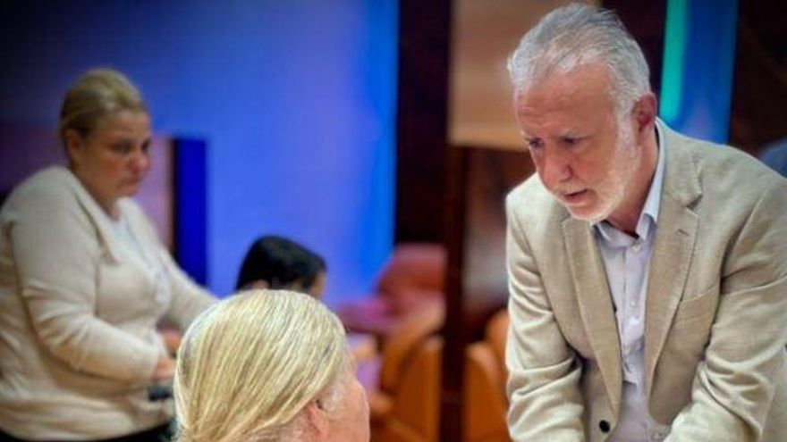 Ángel Víctor Torres recibe en Gran Canaria a una familia víctima de los terremotos en Venezuela