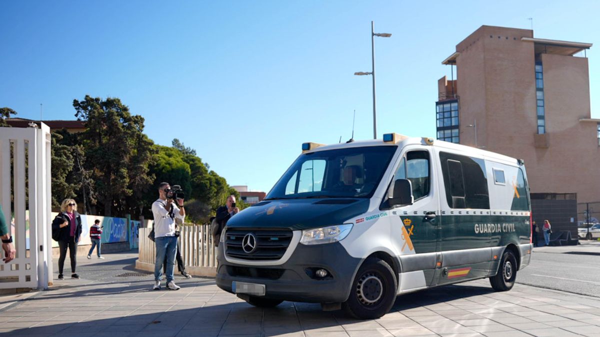 Un furgón de la Guardia Civil llega a la Ciudad de la Justicia de Almería en una imagen de archivo.