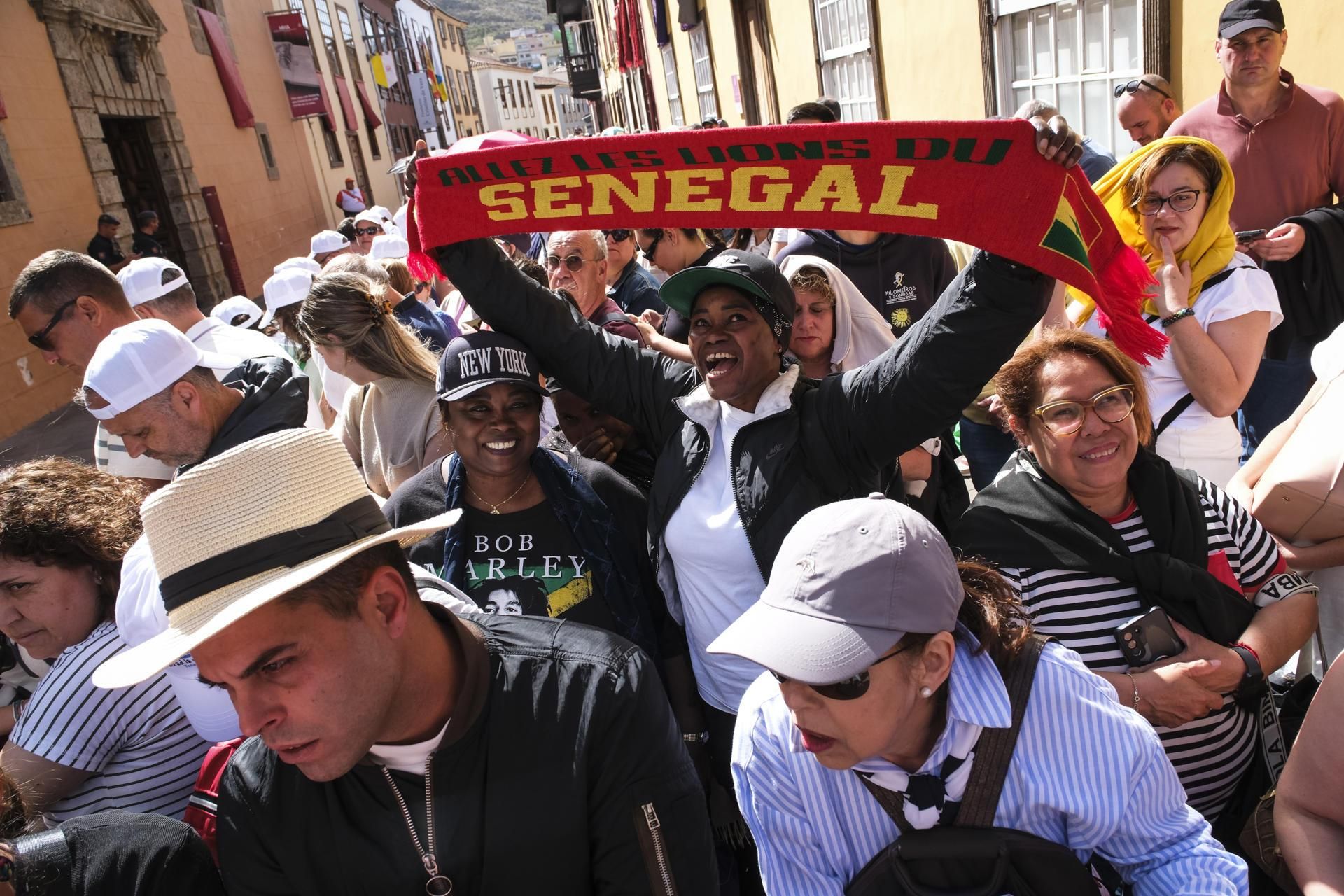 Miles de personas recibieron este viernes al papa León XIV en las calles de La Laguna, durante su visita a la isla.