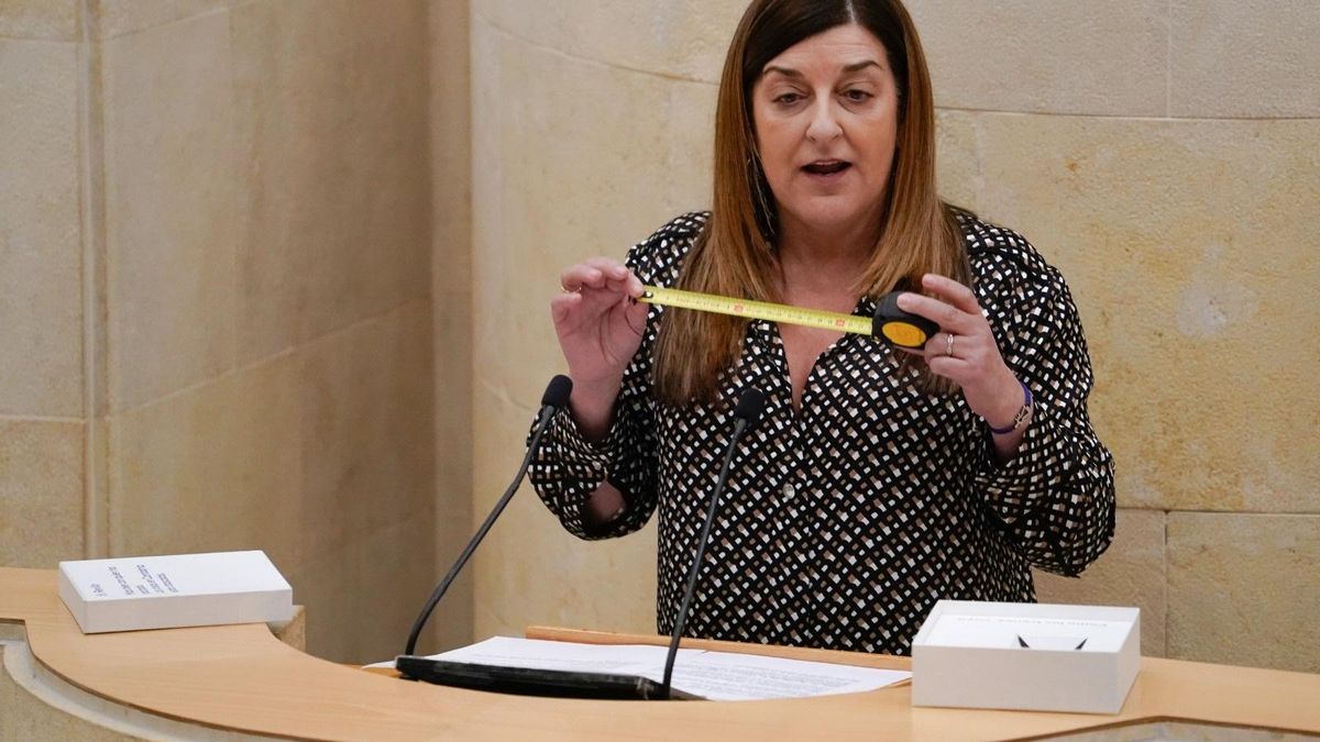 La presidenta del PP de Cantabria y candidata a la Presidencia de la comunidad el próximo 28 de mayo, María José Sáenz de Buruaga, con la cinta métrica que le quiere regalar a Revilla