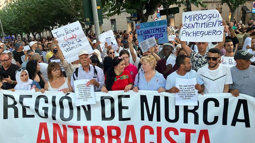 Miles de personas claman en Murcia contra el racismo: "No queremos vivir con el estigma de ser criminales"