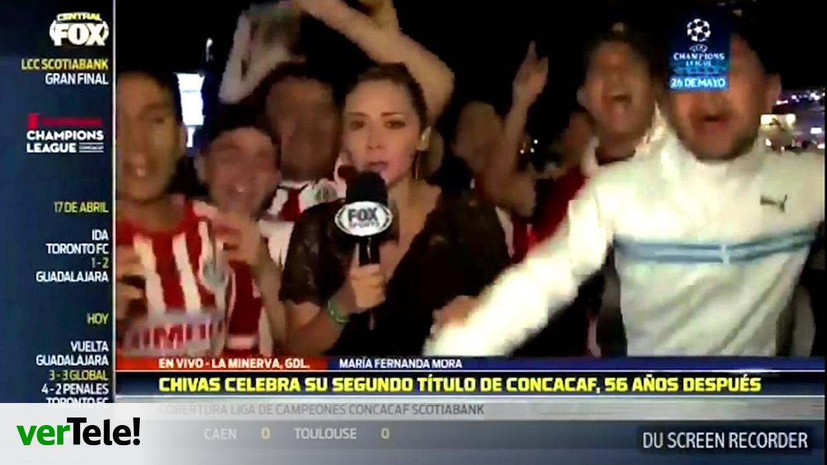 Una reportera deportiva se defiende en directo a golpe de micrófono del ...