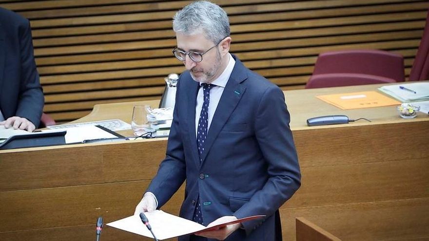 El conseller de Hacienda, Arcadi España, en las Corts Valencianes.