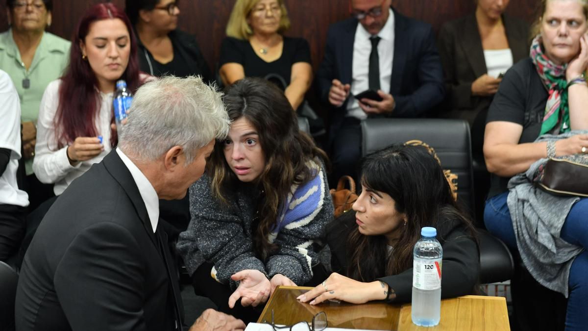 Dalma y Giannina Maradona con el abogado Burlando en el inicio del juicio por la muerte del exfutbolista.