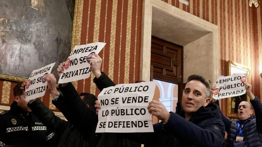 Acampada en Plaza Nueva y protesta en el pregón de Semana Santa en Sevilla por la privatización de la limpieza de colegios