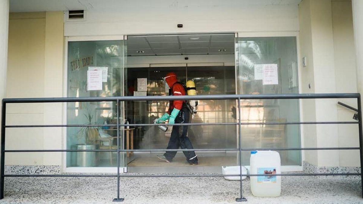 Tareas de desinfección de la residencia de ancianos de Caspe durante la epidemia de covid.