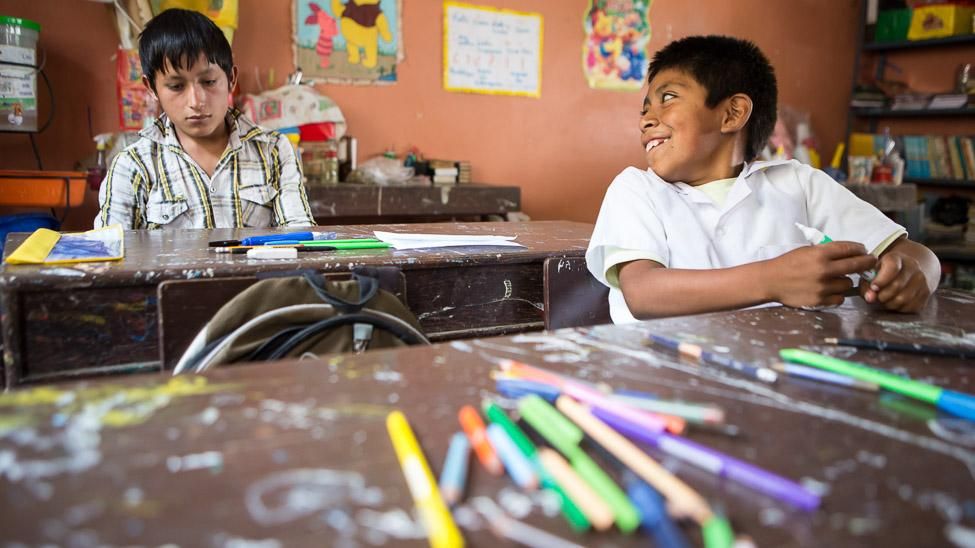 Daniel Guaniz (izquierda) tiene 15 años y acaba de retomar sus estudios en la escuela de Conoden, Perú. El año pasado abandonó las clases para trabajar y apoyar la economía familiar. En la escuela, ese es uno de los principales retos: conseguir que adolescentes como él vuelvan a las aulas. (Salva Campillo/AEA).