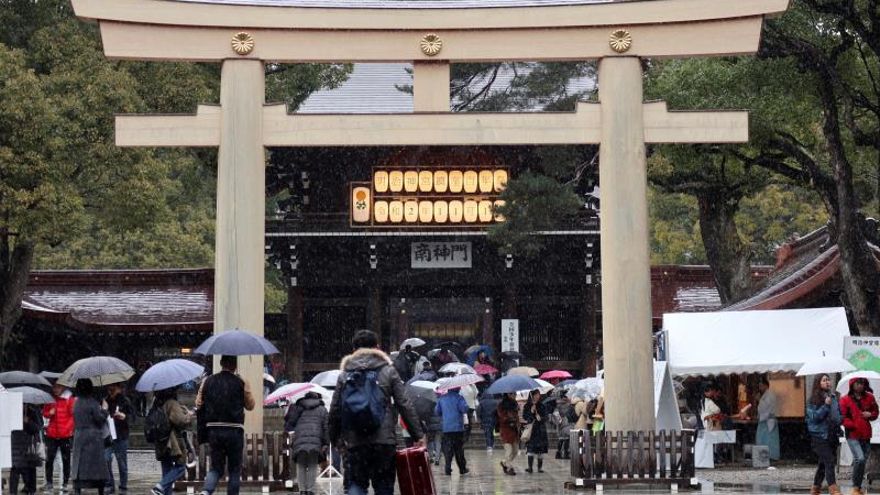 Fotografía del 18 de enero del santuario sintoísta de Meiji, en Tokio, que celebra este año cien años desde su fundación como centro religioso consagrado a la figura del emperador Meiji, la figura que a partir de 1868 sacó a Japón de su tradicional aislamiento. Gran parte del complejo religioso fue destruido por unas 1.600 bombas que cayeron durante la II Guerra Mundial, y se tardó trece años en reconstruirlo. Meiji Jingu o santuario de Meiji es uno de los centros sintoístas más visitados por los turistas que acuden a Japón, pero para los nipones es el símbolo de una época con enormes cambios en la historia del país y también por las heridas que dejó la guerra.