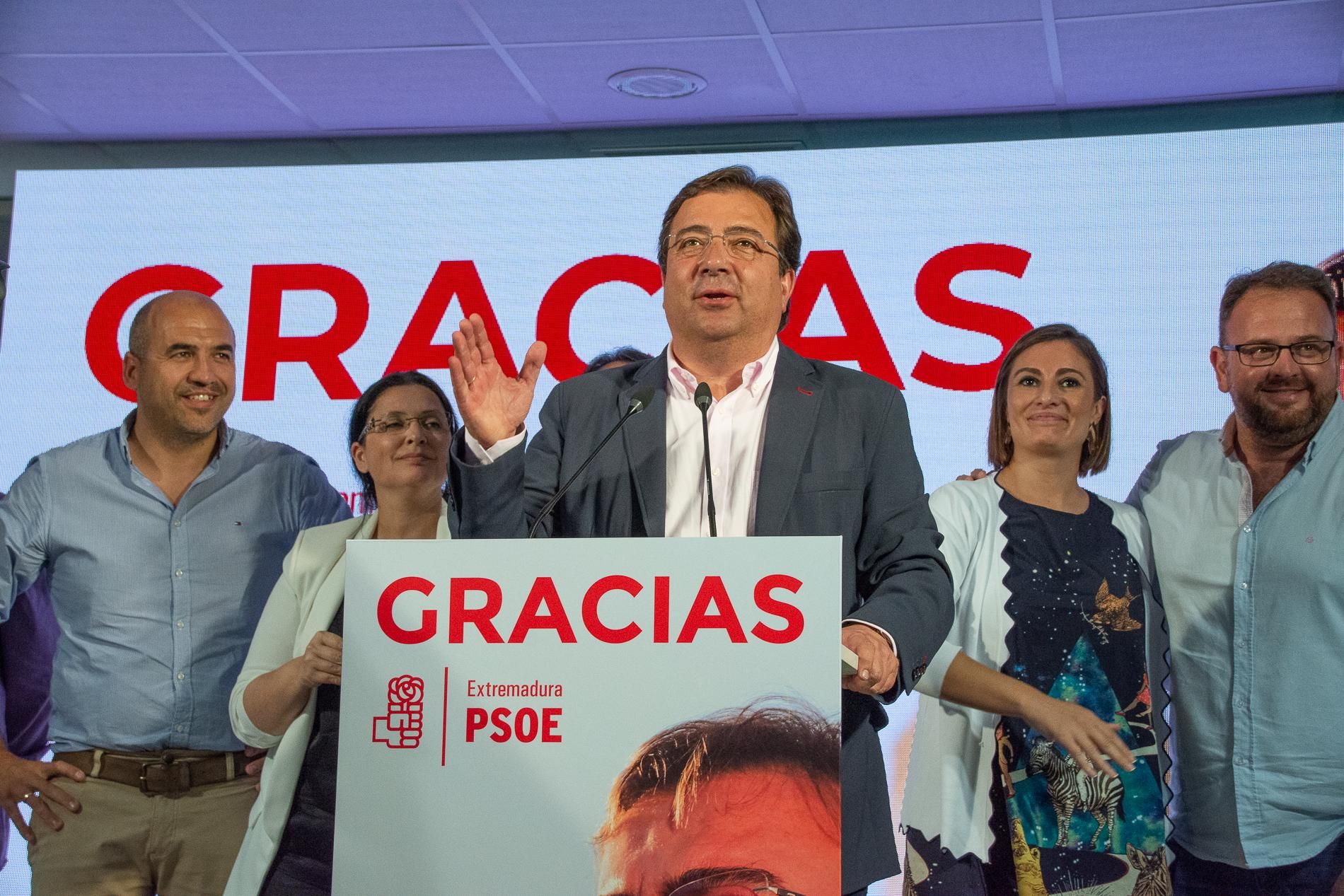 El presidente de la Junta de Extremadura, Guillermo Fernández Vara, en declaraciones ante los medios de comunicación, tras ganar la mayoría absoluta con el PSOE.