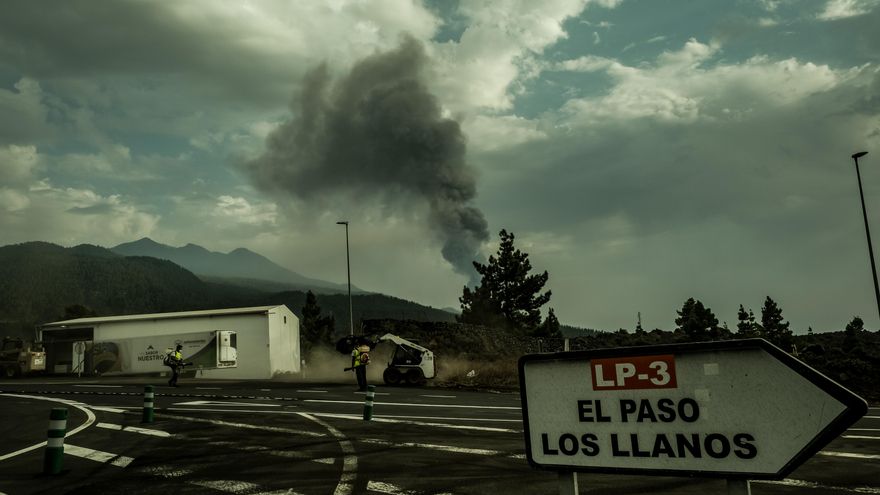 Labores de limpieza de ceniza en las carreteras de La Palma este martes. / FOTO: ANKOR RAMOS