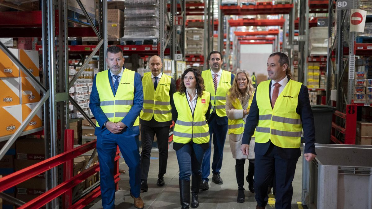 La presidenta de la Comunidad de Madrid, Isabel Díaz Ayuso, en  su visita a la plataforma logística de la cooperativa Covirán en Coslada