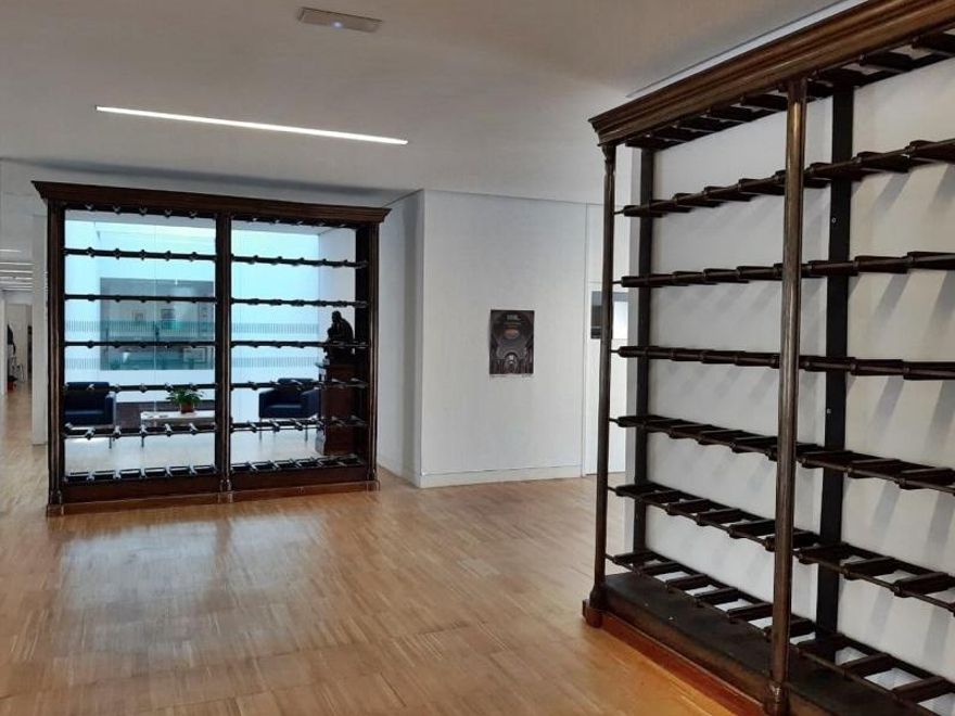 Estantería de hierro encontrada (izquierda) y una de las existentes en el Archivo de la Villa (derecha)