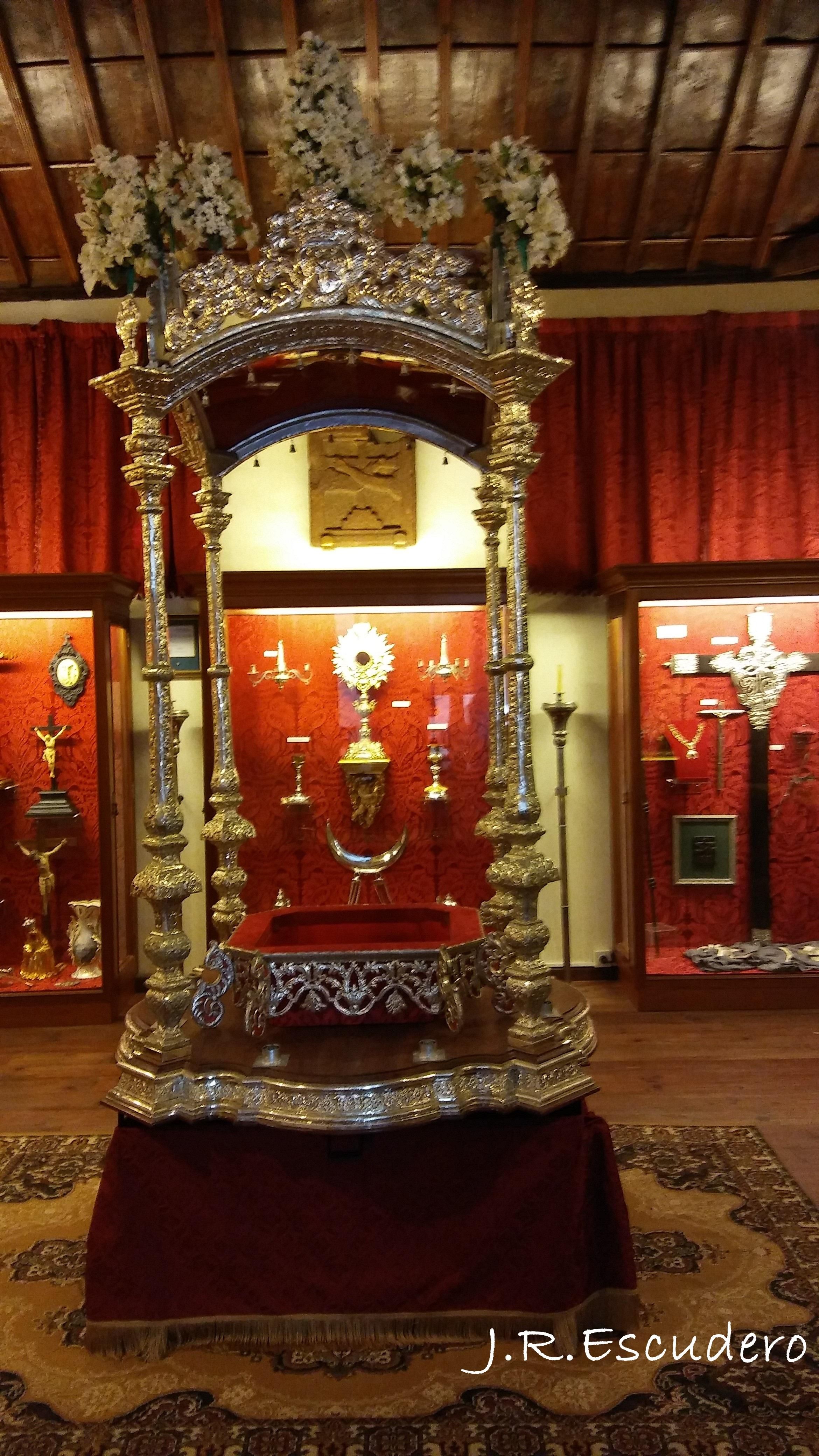 Andas de baldaquino en el museo de la VOT.