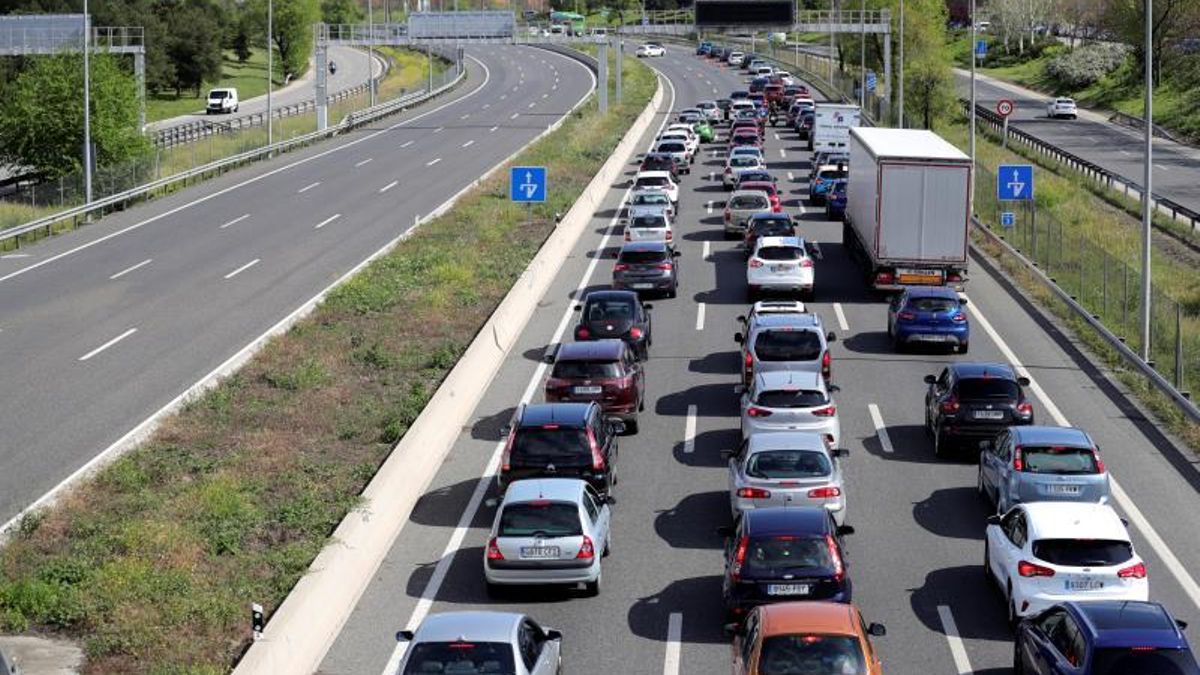 La DGT explica que hay atascos por los controles, no por viajes vacacionales