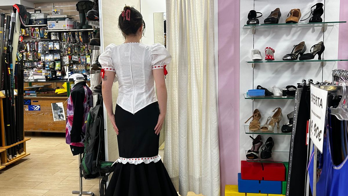 Lidia probándose su nuevo traje de chulapa en Deportes Jopy