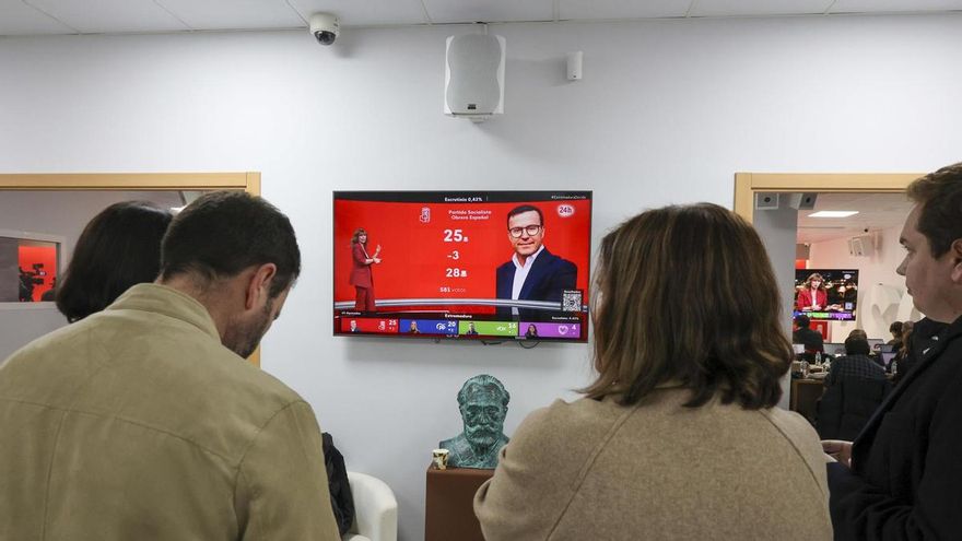 Varios periodistas siguen en directo la información electoral del canal 24 Horas en la sede del PSOE en Mérida