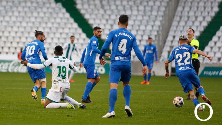 Un lance de juego del partido Córdoba CF - Linares