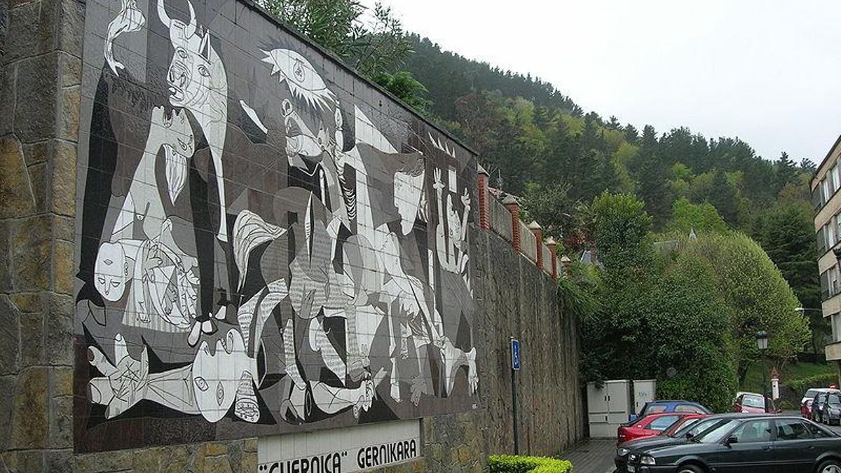El mural homenaje al 'Guernica' de Picasso, en Gernika.