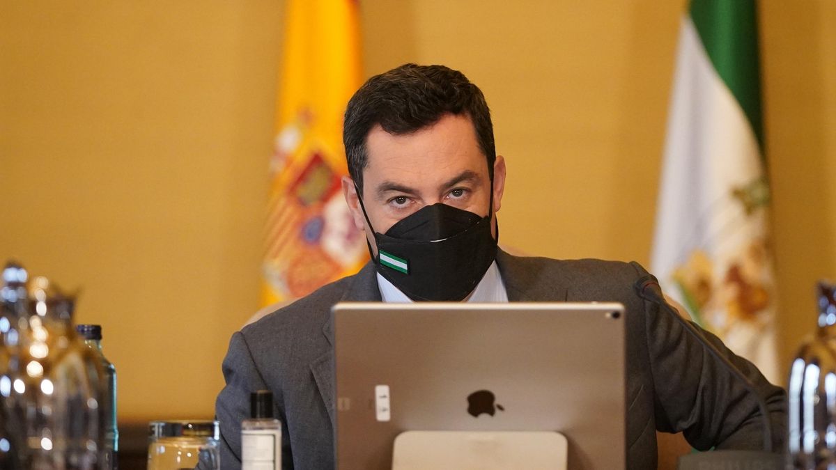 El presidente de la Junta de Andalucía, Juanma Moreno, en una foto de archivo en una reunión del Consejo de Gobierno.