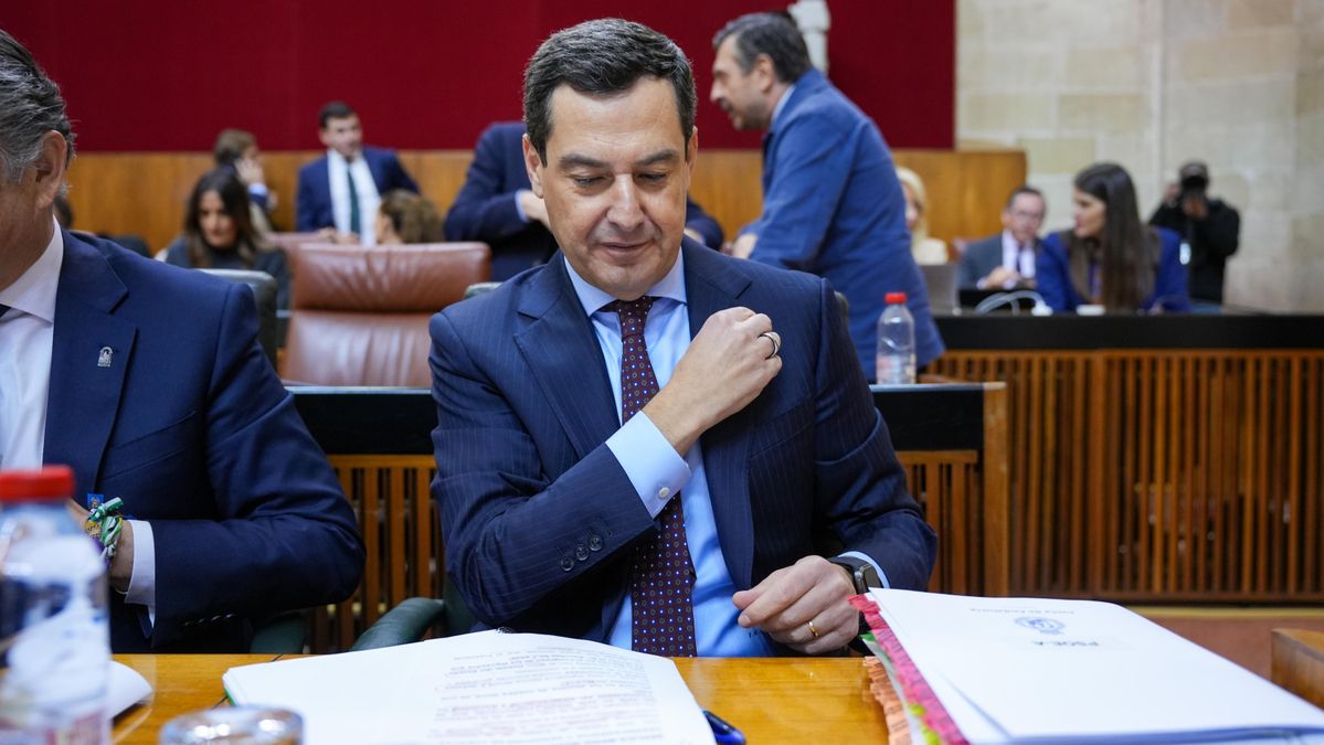 El presidente andaluz, Juan Manuel Moreno, durante el turno de la oposición en el debate del estado de la comunidad.