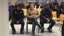 Jorge Roca, entre dos policías, en el juicio del caso Emarsa.