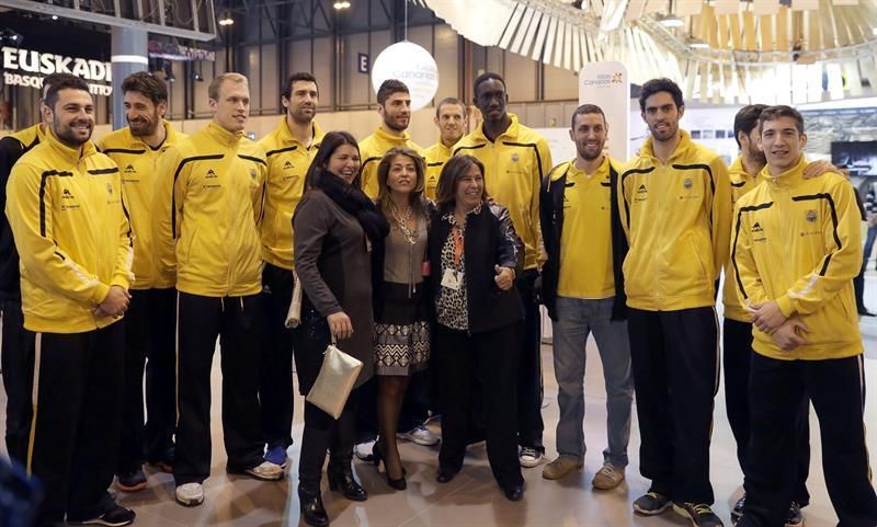Los integrantes del equipo de baloncesto Iberostar Tenerife en el stand de Canarias. Foto EFE